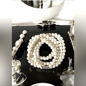 Vintage Faux White Pearl Beads Necklace w/intricate design box clasp 🩶🤍🤍🤍